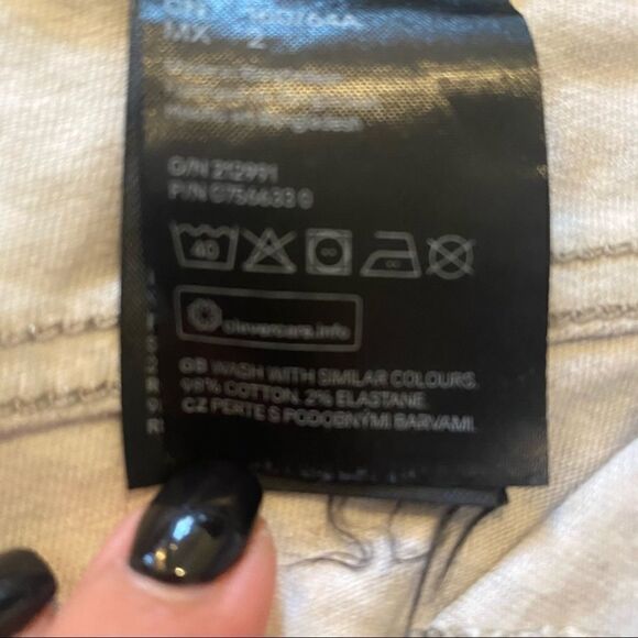 H&M size 2 snake skin printed shorts - Picture 5 of 7